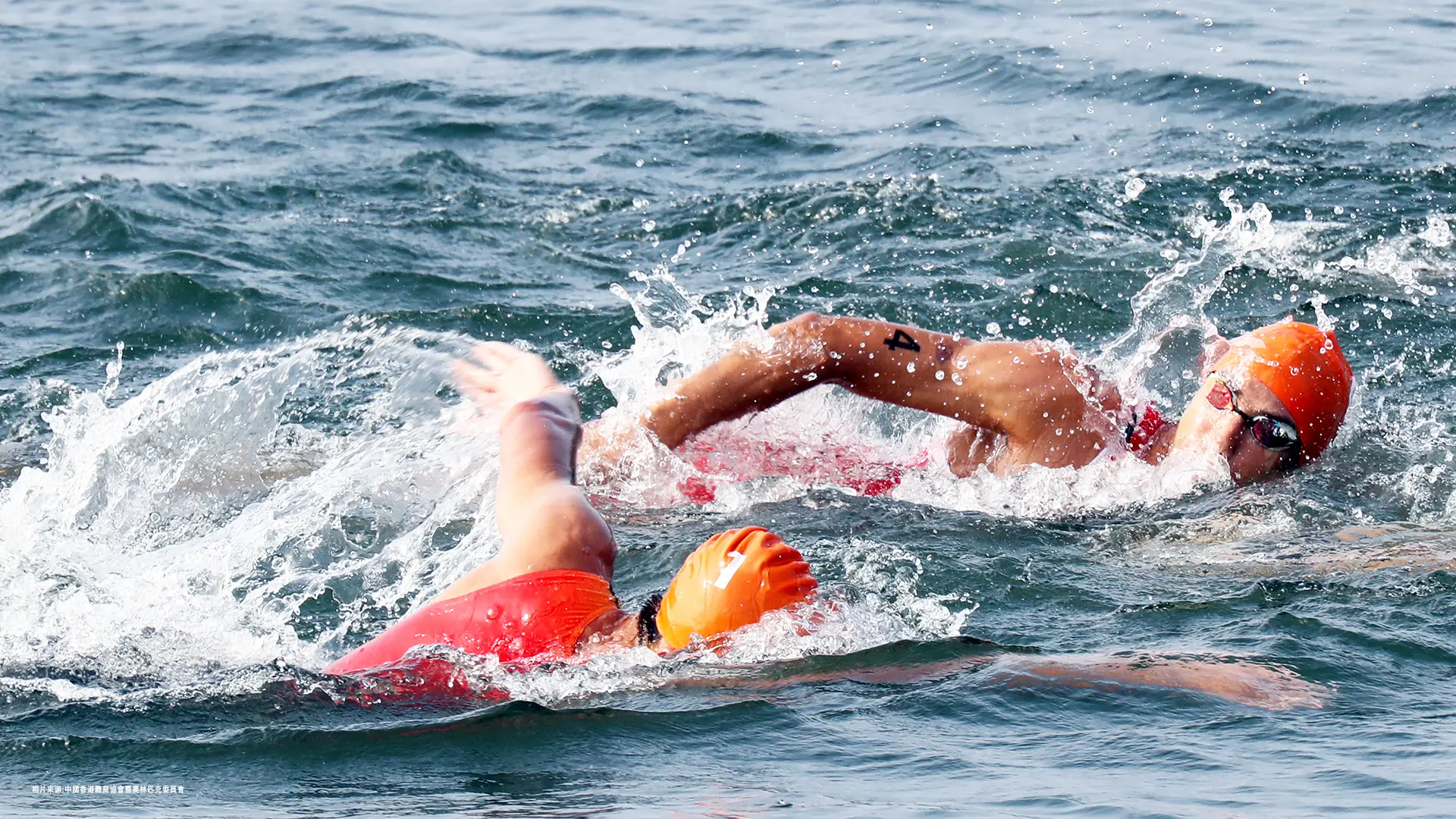兩名游泳運動員在三項全能比賽中競爭